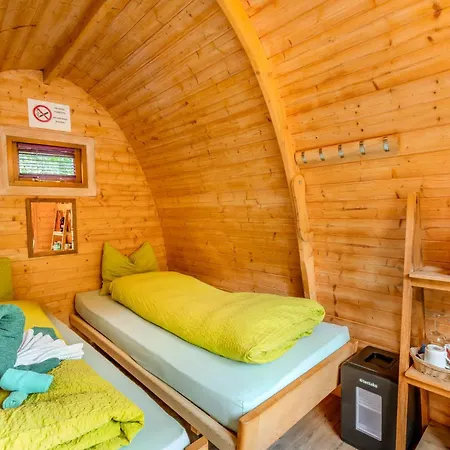 Дом отдыха Romantic Pod With Shared Bathroom Near Gstaad
